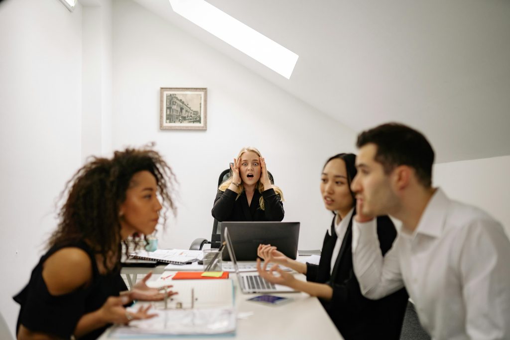Femme active stressée au travail, en difficulté auditive pendant une réunion