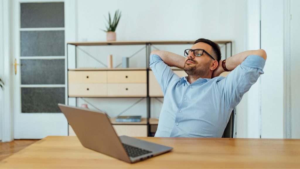 Homme faisant une pause auditive au bureau pour prévenir la fatigue auditive et le stress sonore