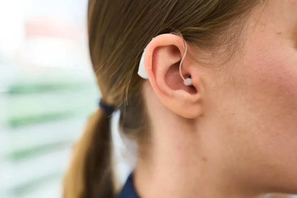 Contour d’oreille discret porté par une femme.